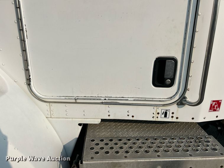 image for item EK3289 2004 Kenworth  T300 semi truck