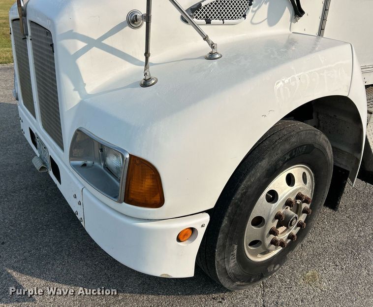 image for item EK3289 2004 Kenworth  T300 semi truck