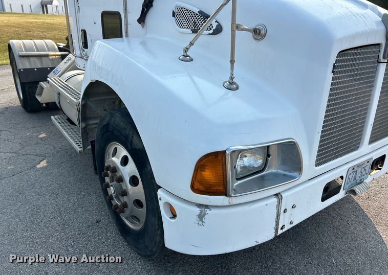 image for item EK3289 2004 Kenworth  T300 semi truck