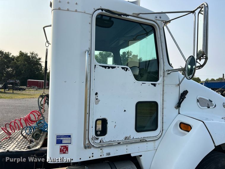 image for item EK3289 2004 Kenworth  T300 semi truck