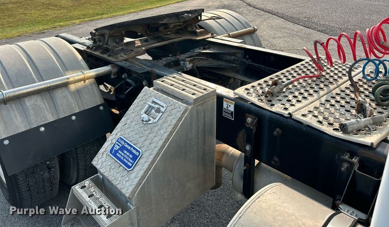 image for item EK3289 2004 Kenworth  T300 semi truck