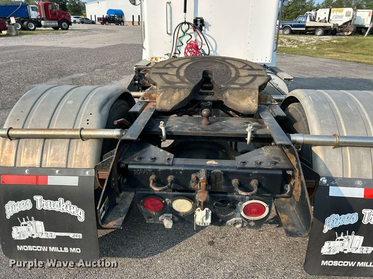 image for item EK3289 2004 Kenworth  T300 semi truck