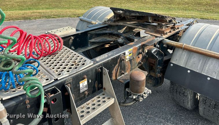 image for item EK3289 2004 Kenworth  T300 semi truck