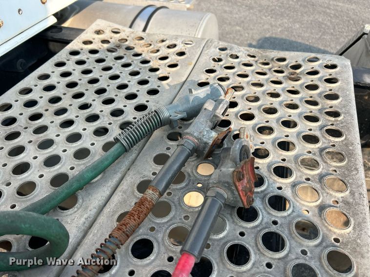 image for item EK3289 2004 Kenworth  T300 semi truck