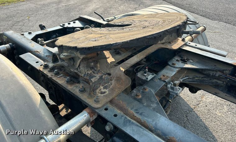 image for item EK3289 2004 Kenworth  T300 semi truck