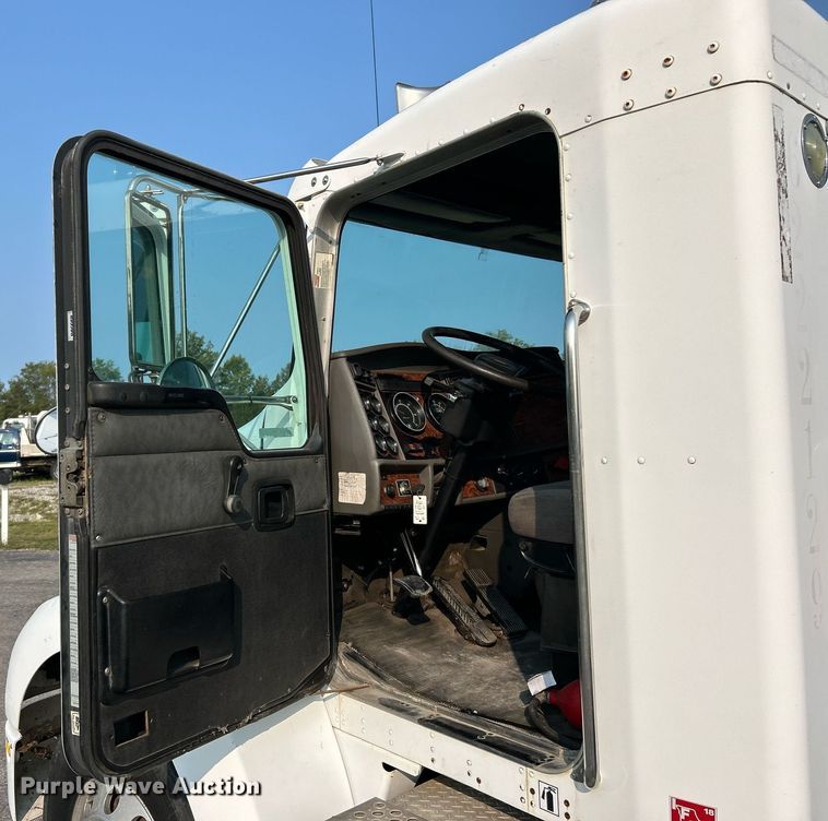 image for item EK3289 2004 Kenworth  T300 semi truck
