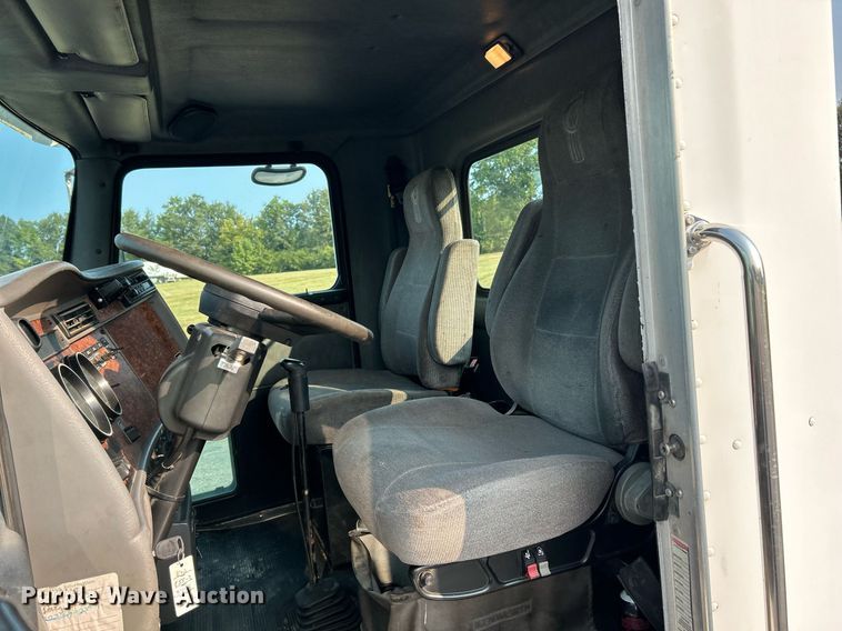 image for item EK3289 2004 Kenworth  T300 semi truck