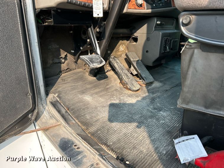 image for item EK3289 2004 Kenworth  T300 semi truck