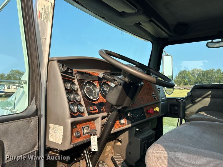 image for item EK3289 2004 Kenworth  T300 semi truck