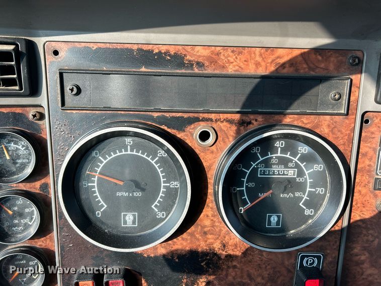 image for item EK3289 2004 Kenworth  T300 semi truck