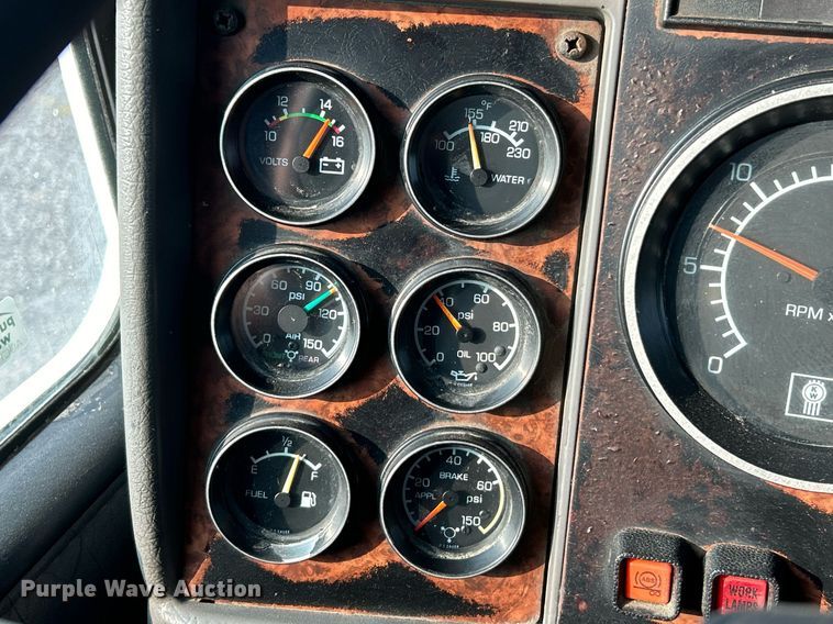 image for item EK3289 2004 Kenworth  T300 semi truck