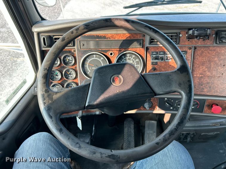 image for item EK3289 2004 Kenworth  T300 semi truck