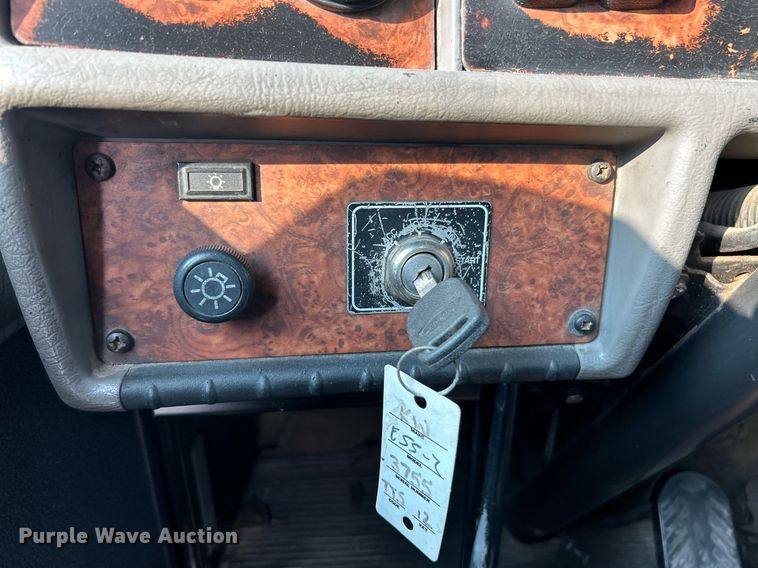 image for item EK3289 2004 Kenworth  T300 semi truck