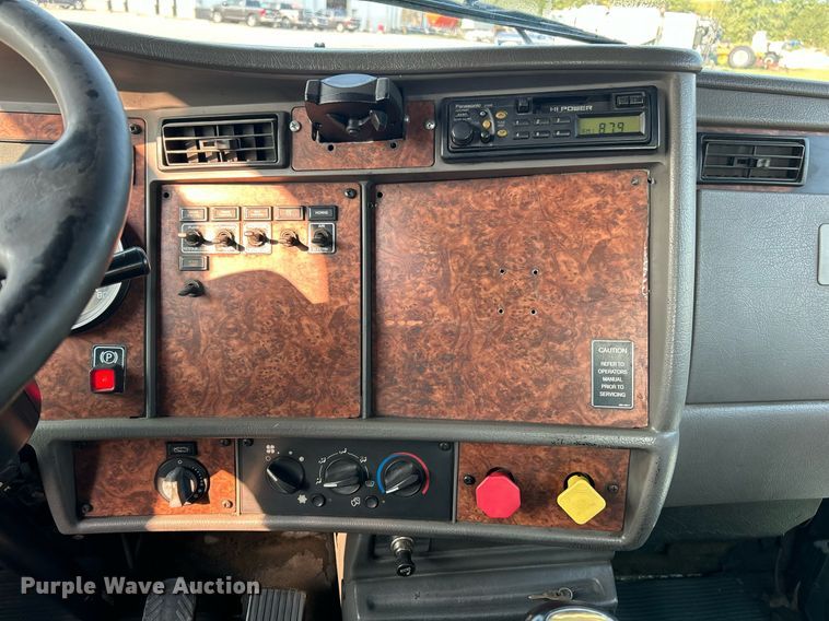 image for item EK3289 2004 Kenworth  T300 semi truck