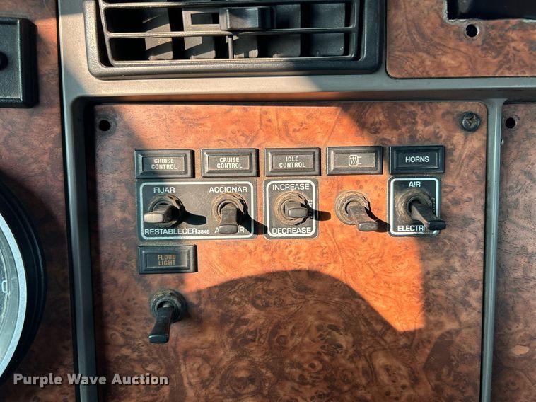 image for item EK3289 2004 Kenworth  T300 semi truck