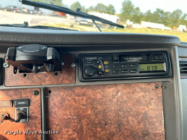 image for item EK3289 2004 Kenworth  T300 semi truck