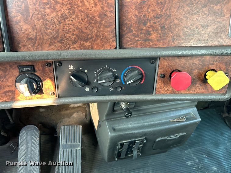 image for item EK3289 2004 Kenworth  T300 semi truck