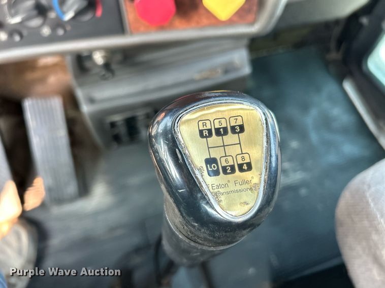 image for item EK3289 2004 Kenworth  T300 semi truck