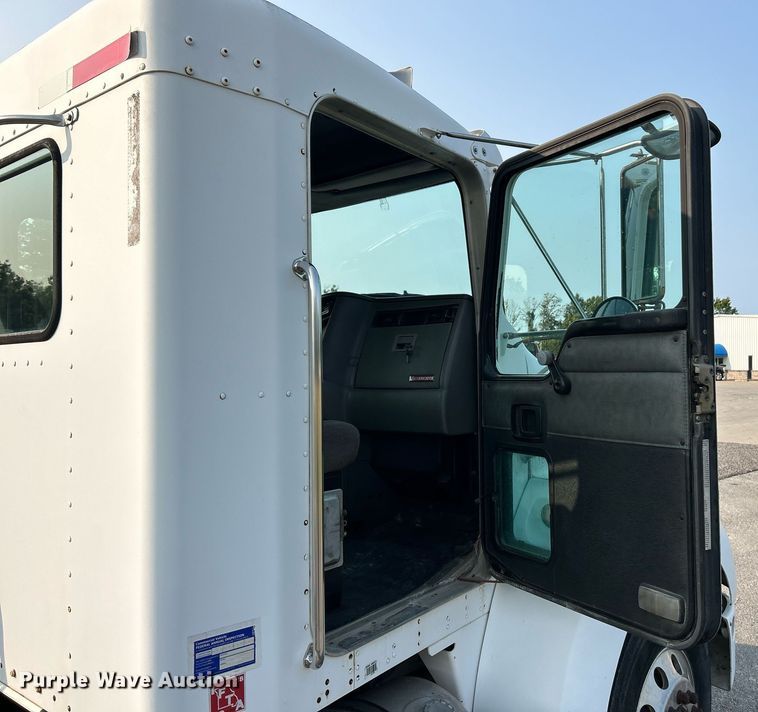 image for item EK3289 2004 Kenworth  T300 semi truck