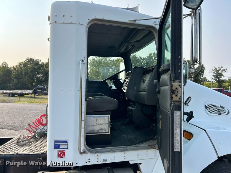 image for item EK3289 2004 Kenworth  T300 semi truck