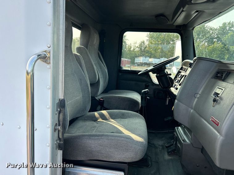 image for item EK3289 2004 Kenworth  T300 semi truck