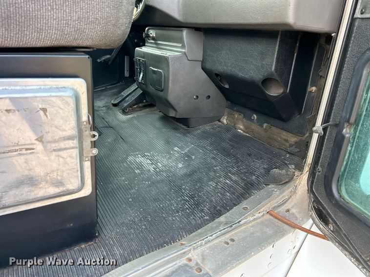 image for item EK3289 2004 Kenworth  T300 semi truck