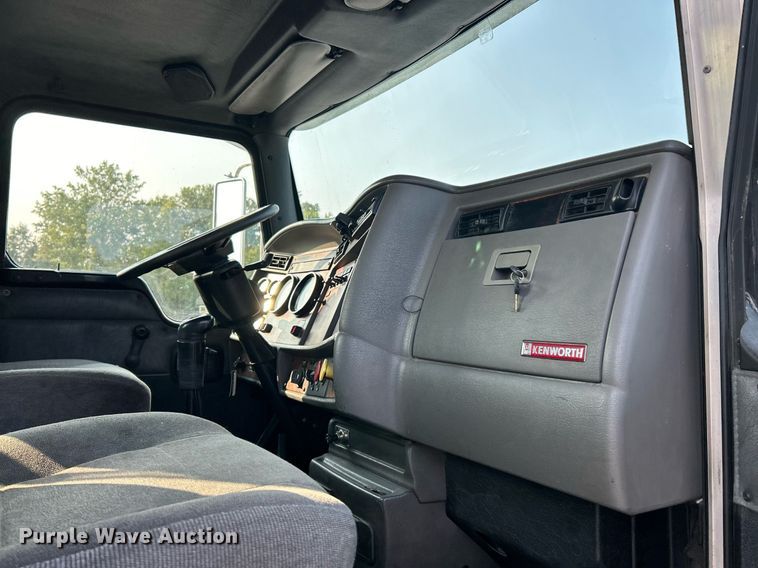 image for item EK3289 2004 Kenworth  T300 semi truck