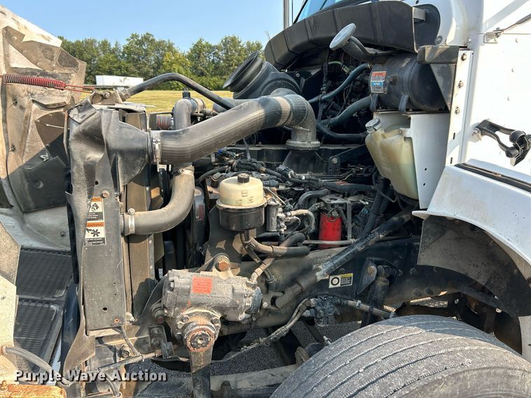 image for item EK3289 2004 Kenworth  T300 semi truck