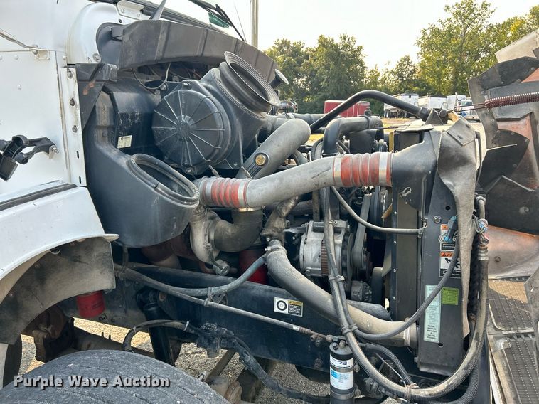 image for item EK3289 2004 Kenworth  T300 semi truck