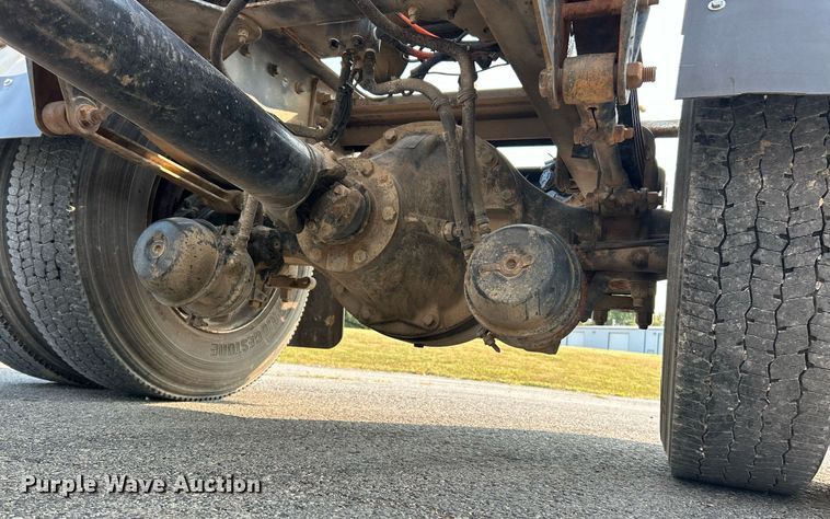 image for item EK3289 2004 Kenworth  T300 semi truck