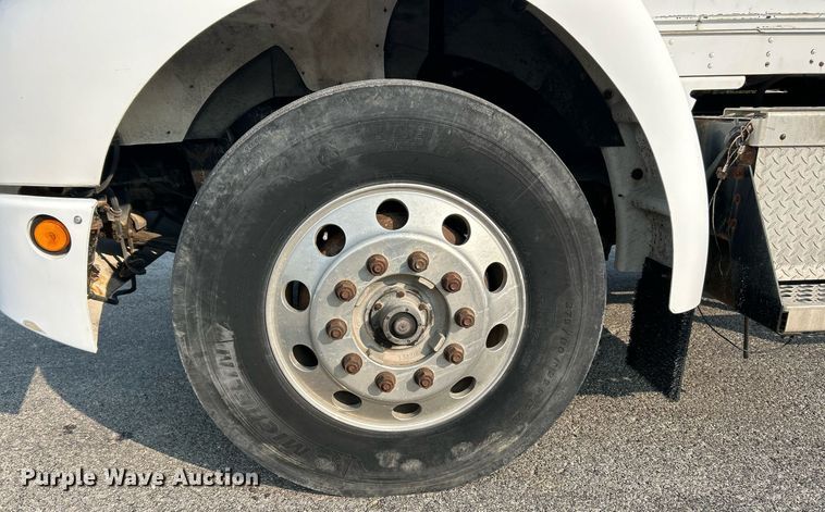 image for item EK3289 2004 Kenworth  T300 semi truck