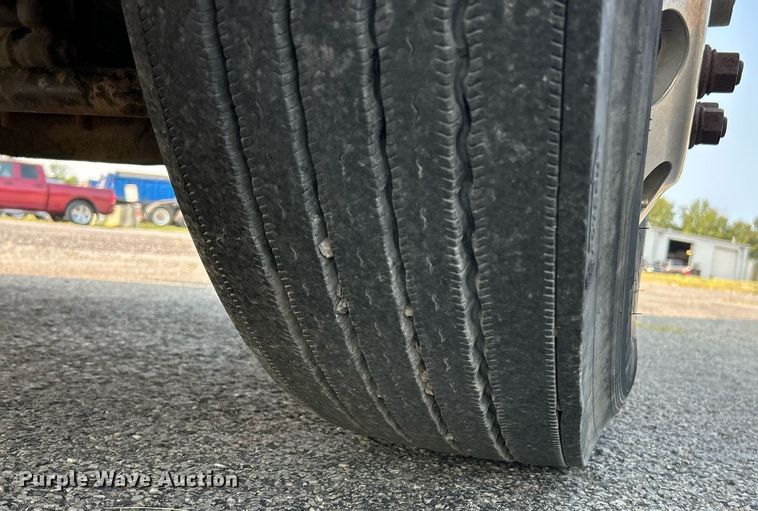 image for item EK3289 2004 Kenworth  T300 semi truck