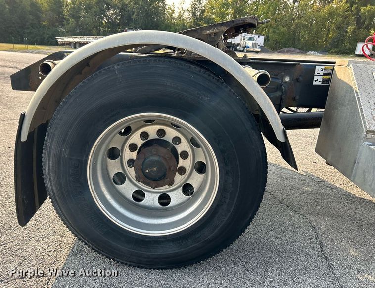 image for item EK3289 2004 Kenworth  T300 semi truck