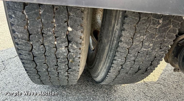 image for item EK3289 2004 Kenworth  T300 semi truck