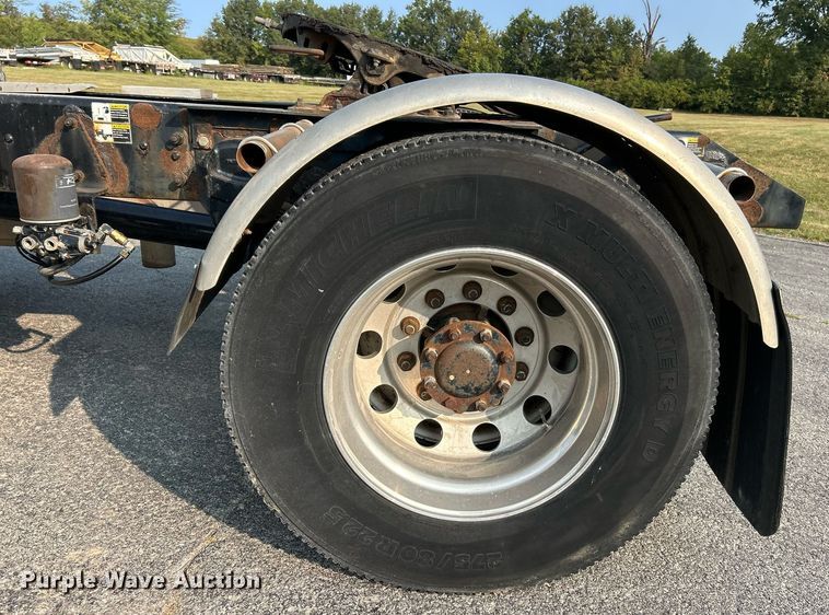 image for item EK3289 2004 Kenworth  T300 semi truck