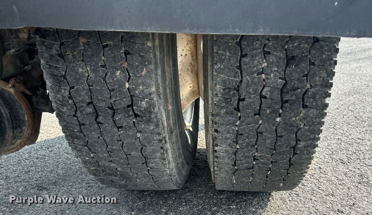 image for item EK3289 2004 Kenworth  T300 semi truck