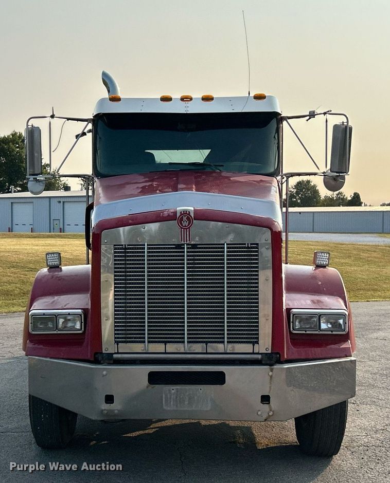 image for item EK3290 2010 Kenworth T800 semi truck