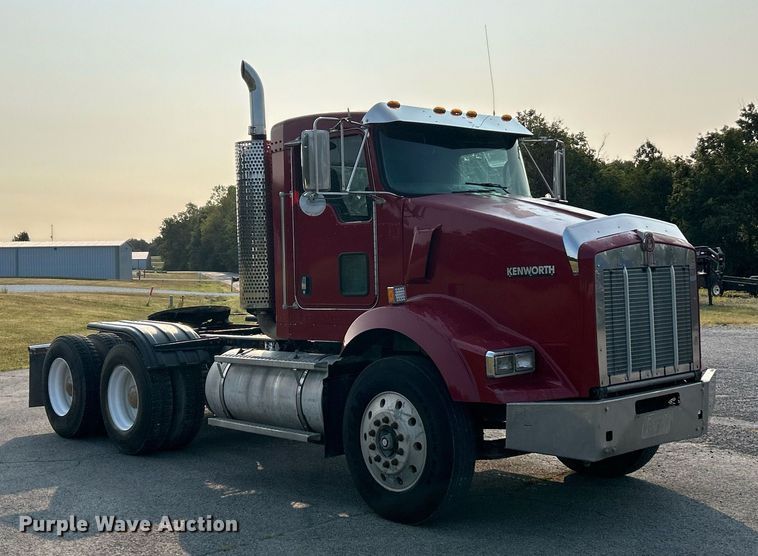 image for item EK3290 2010 Kenworth T800 semi truck