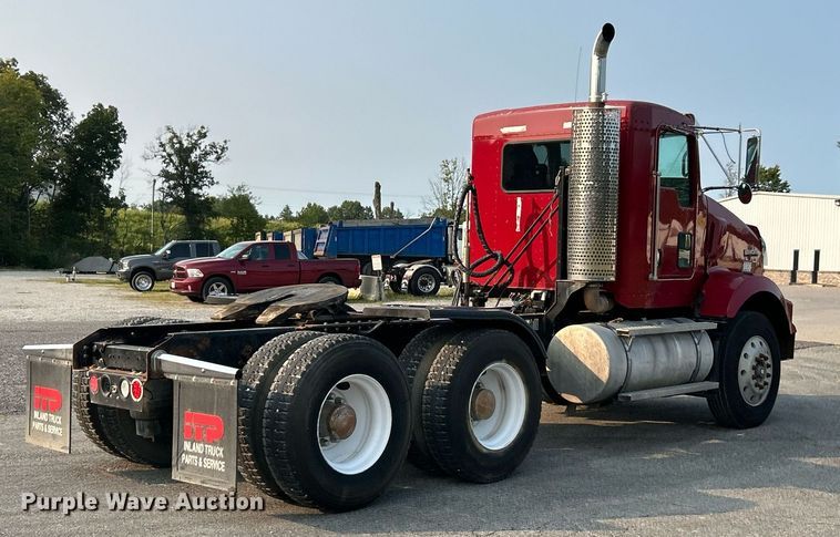 image for item EK3290 2010 Kenworth T800 semi truck