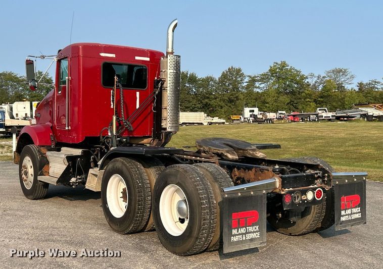 image for item EK3290 2010 Kenworth T800 semi truck