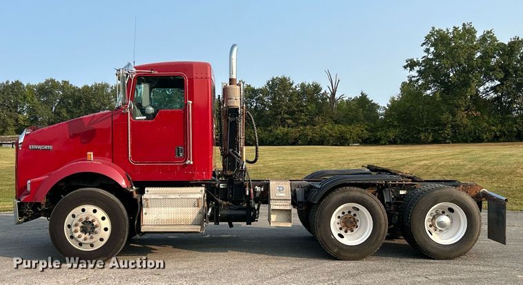 image for item EK3290 2010 Kenworth T800 semi truck
