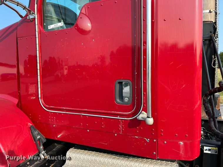 image for item EK3290 2010 Kenworth T800 semi truck