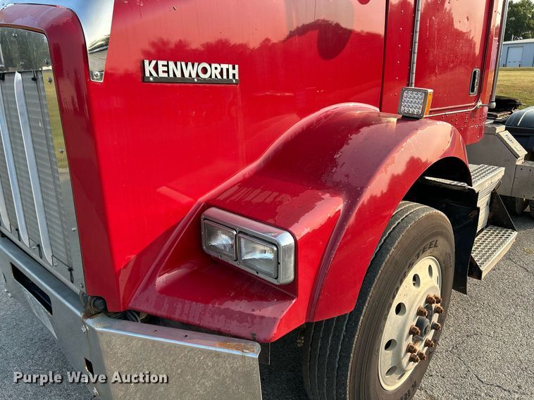image for item EK3290 2010 Kenworth T800 semi truck