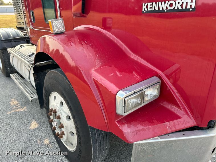 image for item EK3290 2010 Kenworth T800 semi truck
