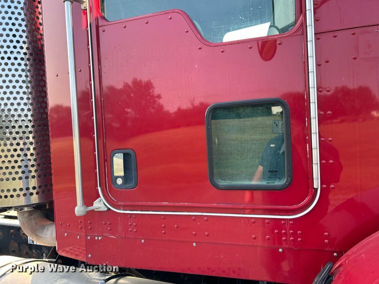 image for item EK3290 2010 Kenworth T800 semi truck
