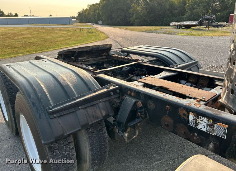 image for item EK3290 2010 Kenworth T800 semi truck