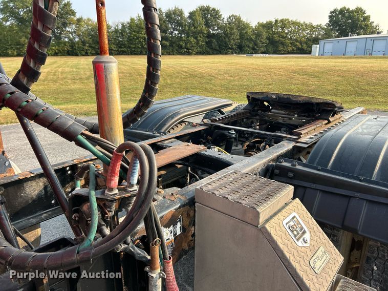 image for item EK3290 2010 Kenworth T800 semi truck