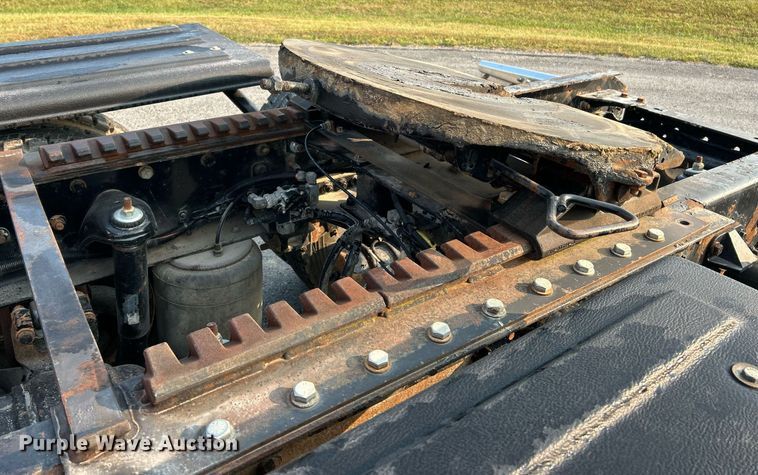 image for item EK3290 2010 Kenworth T800 semi truck