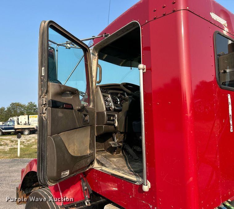 image for item EK3290 2010 Kenworth T800 semi truck