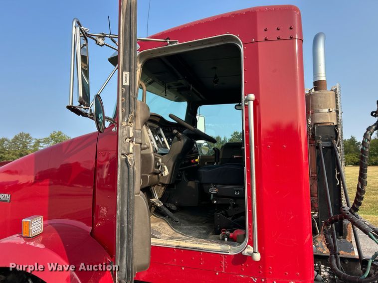 image for item EK3290 2010 Kenworth T800 semi truck